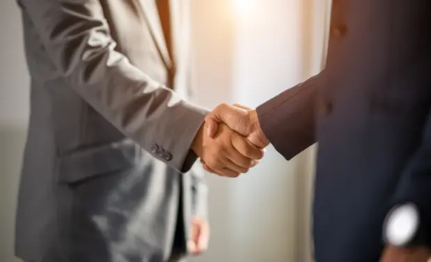 握手するビジネスマン